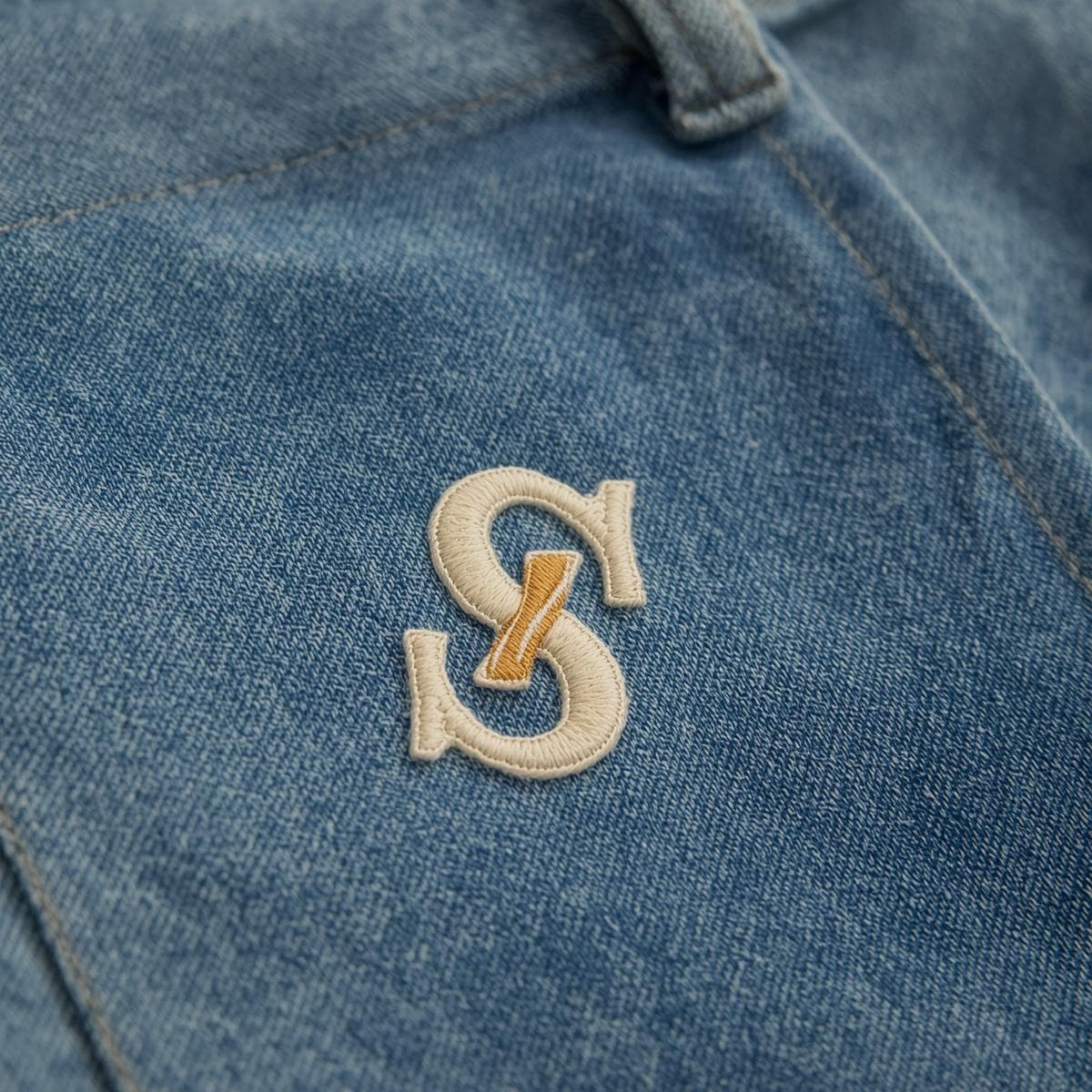 Monogramme S brodé